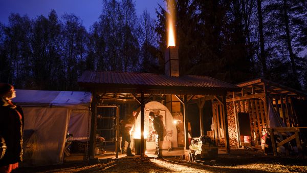Aikaa perinteikkääseen polttotapaan kuluu liki vuorokauden tunnit ja puuta useampi pinomotti.(Kuvaaja: Seppo Samuli)