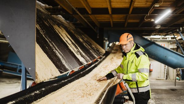 Tukin pintaosa haketetaan ja toimitetaan sellutehtaille. Sellusuhdanteen ansiosta sahoilla on neuvotteluvoimaa, vaikka Westaksen Pekka Kopra pitää sahauksen näkymiä muuten sumeina. (Kuvaaja: Mikko Paakkonen)