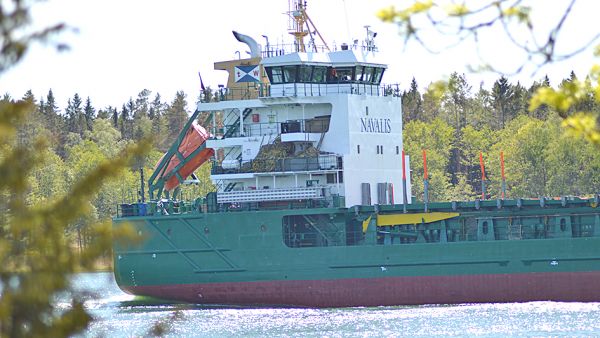 Ahvenanmaa koostuu noin 6 700 saaresta. Puutavaran kuljetukset hoituvat kätevästi meriteitse. (Kuvaaja: Maria Karuvuori)
