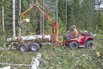 Kranmanin kuormainperäkärry ja Honda mönkijä ovat kätevä yhdistelmä metsänomistajan puunkorjuuseen. (Kuvaaja: Mikko Riikilä)