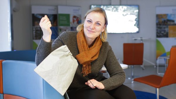 Keski-Suomen sairaanhoitopiirin kehittäjäylilääkäri Pirjo Mustonen uskoo biomateriaalien läpimurtoon sairaalaympäristössä. Ensimmäisessä vaiheessa puupohjaisia tuotteita voidaan hyödyntää esimerkiksi sairaaloiden vaatepusseissa.  (Kuvaaja: Sami Karppinen)