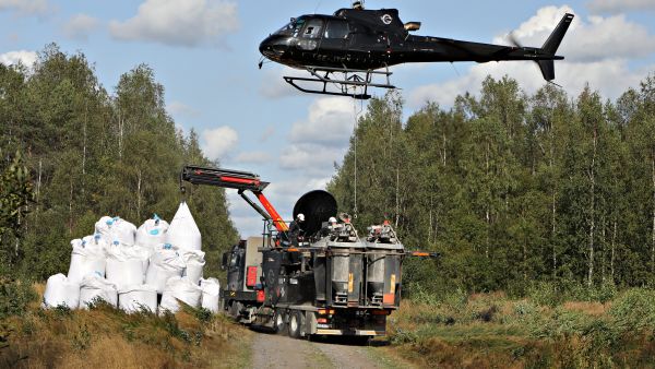 Huippuunsa kehitetty helikopteritekniikka on yllättävän kilpailukykyinen tuhkan maalevitykseen verrattuna. (Kuvaaja: Matti Kärkkäinen)