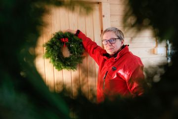 Maltillisesti koristellut havukranssit ovat Heini Katajiston mukaan kysytyimpiä. Laadukas kranssi pysyy vehreänä helposti joulusta pääsiäiseen saakka. (Kuvaaja: Sami Karppinen)