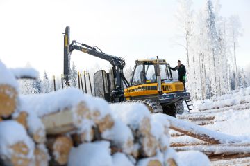 Harri Suutarin metsistä korjataan vuosittain 15 000 kuutiota puuta ja siitä 95 prosenttia harvennuksilta. (Kuvaaja: Sami Karppinen)