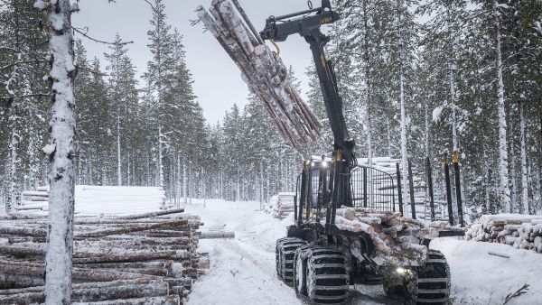 Puuta ajettiin helmikuussa kasalle sahayhtiö Keiteleen hakkuulla Kittilän eteläpuolella. Hankintaesimies Petri Tolosen mukaan alkutalven hyviin pakkaskeleihin on reagoitava Lapissakin nopeasti, että jänkien yli saadaan tehtyä perinteisiä talviteitä. (Kuvaaja: Timo Veijalainen)