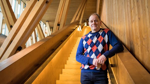 Luonnonvarakeskuksen erikoistutkija Jari Viitanen seuraa metsäalan lopputuote- ja puumarkkinoita ja suhdanteita. (Kuvaaja: Miska Korpelainen)