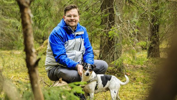 Järvenpäässä sijaitseva Lemmenlaakson suojelualue on tuttu lenkkeilypaikka Lasse Leipolalle ja brasilianterrieri Rikulle. (Kuvaaja: Seppo Samuli)