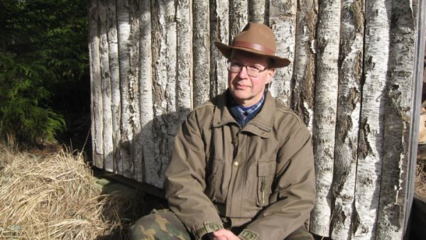 Miten pysyy tuohi seinässä, pohtii Jarmo Sirola.  