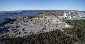 Metsä Fibren Rauman saha tulee sellutehtaan viereen. Sahan laituriin tulee 6,3 metrin laivaväylä. (Kuvaaja: Juha Sinisalo)