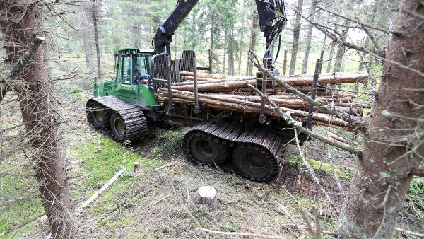 Lisäakselit ja telaratkaisut tuovat ajokoneeseen lisää painoa, mutta mahdollistavat entistä paremmin täysien kuormien ajamisen ilman, että maasto kärsii. (Kuvaaja: Sami Karppinen)