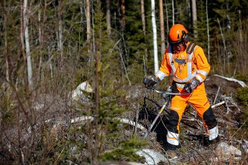 Hi Viz -asussa puuhaavaa raivuumiestä on vaikea olla huomaamatta.  (Kuvaaja: Sami Karppinen)