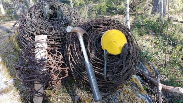 Välineistöä ja kerättyä piikkilankaa.