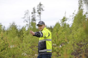 Maastossa suoritettavassa yksityistietoimituksessa Maanmittauslaitoksen toimitusinsinööri osoittaa tieoikeuden paikan, jos siitä on ollut epäselvyyttä. Vesa Kilpeläinen sanoo, että yksityistietoimituksen päätöksistä voi halutessaan valittaa 30 päivän kuluessa maaoikeuteen. (Kuvaaja: Sami Karppinen)