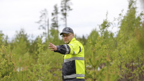 Maastossa suoritettavassa yksityistietoimituksessa Maanmittauslaitoksen toimitusinsinööri osoittaa tieoikeuden paikan, jos siitä on ollut epäselvyyttä. Vesa Kilpeläinen sanoo, että yksityistietoimituksen päätöksistä voi halutessaan valittaa 30 päivän kuluessa maaoikeuteen. (Kuvaaja: Sami Karppinen)