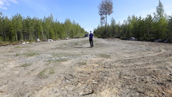 Kuvan pisaranmuotoisen kääntöpaikan säteen pitää olla vähintään 13 metriä ja tielenkin sorastuksen kahdeksan metriä leveä. Tällä Erkki Jalkasen esittelemällä kohteella sorastus on vielä kesken. (Kuvaaja: Sami Karppinen)