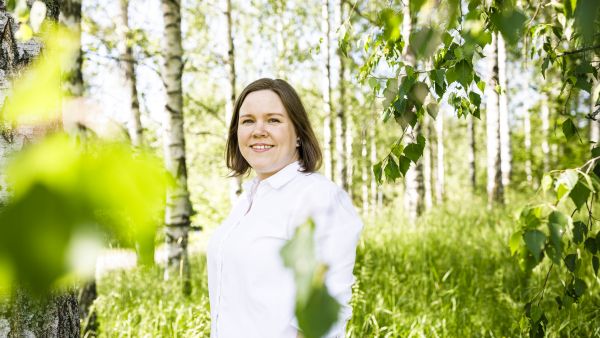Mikäli metsänomistajille neuvotaan vain yksi tapa käsitellä metsää tai puhutaan ainoastaan puuntuotannosta, hänelle ei välttämättä synny oikeaa valintatilannetta, toteaa tutkijatohtori Sari Pynnönen. (Kuvaaja: Seppo Samuli)