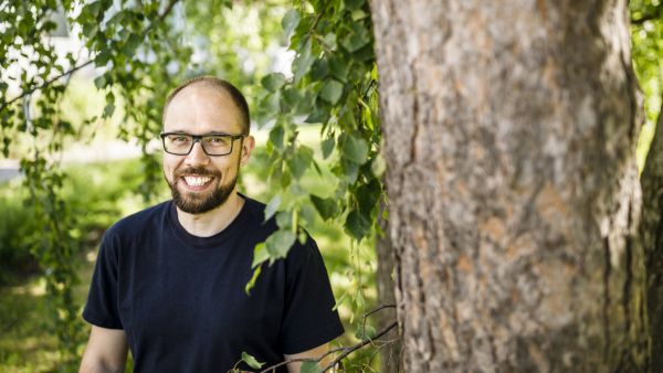 Helsingin yliopiston yliopistotutkija Paavo Ojanen tutkii ojitettujen soiden eri käyttövaihtoehtojen ympäristövaikutuksia sekä metsätalouskäyttöön ojitettujen soiden ja niiden ennallistamisen vaikutuksia ilmastoon. (Kuvaaja: Seppo Samuli)