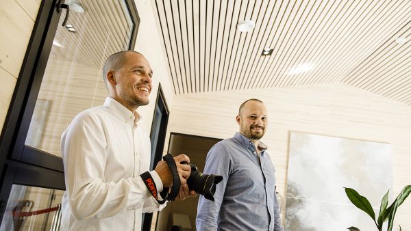 Rakennusalalla työskentelevät Oulusta asuntomessuille saapuneet Joel Lahtikangas (vasemmalla) ja Pekka Kellokoski olivat kiinnostuneetFinnlog Hetenassa CLT:n käytöstä, liekitetystä julkisivujen puupinnasta sekä massatuotantoon sovellettavista ratkaisuista. (Kuva: Seppo Samuli(