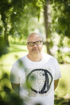 Mika Nieminen arvioi, että vesistöjen kannalta haitallisimmat suometsät löytyvät Etelä-Suomesta. Puuston kasvu ja veden haihdunta on siellä suurta, joten ojitusalueet kuivuvat. Turve painuu, tiivistyy, hajoaa ja vapauttaa ravinteita. Puut eivät pysty kaikkia ravinteita sitomaan. (Kuvaaja: Seppo Samuli)