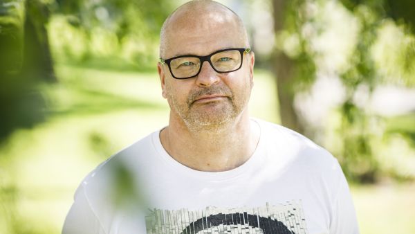 Mika Nieminen arvioi, että vesistöjen kannalta haitallisimmat suometsät löytyvät Etelä-Suomesta. Puuston kasvu ja veden haihdunta on siellä suurta, joten ojitusalueet kuivuvat. Turve painuu, tiivistyy, hajoaa ja vapauttaa ravinteita. Puut eivät pysty kaikkia ravinteita sitomaan. (Kuvaaja: Seppo Samuli)