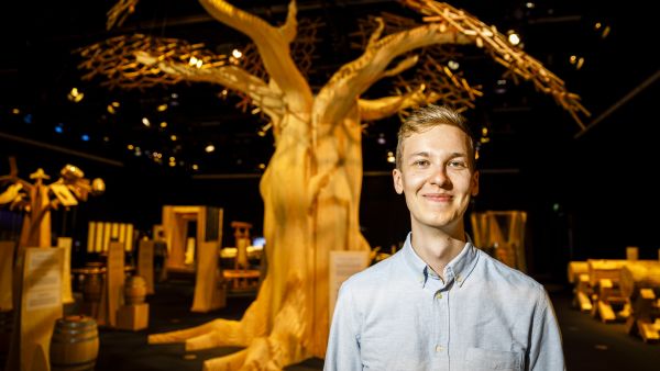 Heurekassa parhaillaan esillä oleva SuperPuu-näyttely on yksi viestintäasiantuntija Eetu Punkan suosikkeja Metsäsäätiön rahoittamista kohteista. (Kuvaaja: Seppo Samuli)