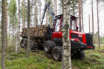 Komatsu esittelee uusia, harvennusmetsiin suunniteltuja kuormatraktoreita.  (Kuvaaja: Komatsu ForestHenke Olofsson)