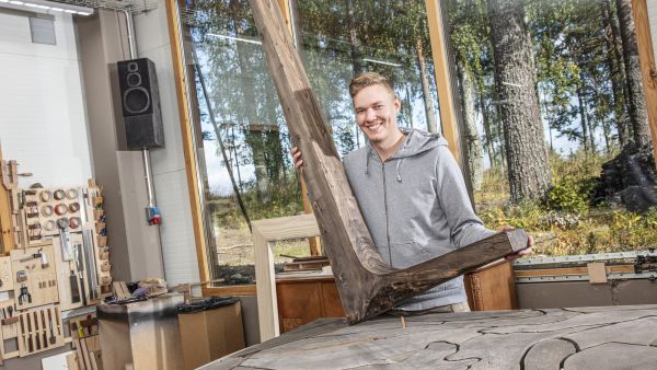 Miikka Kotilainen kertoo, että vaihtoehto kuuselle oli haapa. Se kuitenkin rajautui pois, koska myrskyn kaatamia haapoja olisi ollut vaikeampi löytää. (Kuva: Harri Mäenpää)