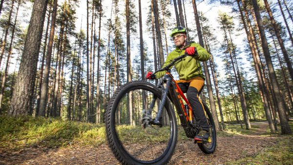 Trekin sähkömaasturi on luomupyörää jykevämpi mutta samalla vakaampi röykkyisessä maastossa. (Kuvaaja: Harri Mäenpää)
