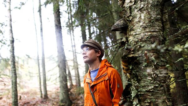 Luonnon monimuotoisuuden huomiointi vaatii vaivannäköä hakkaajilta. Arto Vuorinen kertoo pitävänsä haastavien hakkuusuunnitelmien tekemisestä. (Kuvaaja: Sami Karppinen)