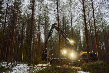 H.A. Forest Oy:n kuljettaja Henri Kemppainen korjasi ensimmäistä tehtaalle menevää puukuormaa viime viikolla.