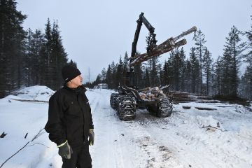 Sodankylässä talvitien tekoon päästiin vasta joulukuussa, kertoo metsäasiantuntija Pekka Kasurinen. Joulukuun lopulla lunta oli kolmekymmentä senttiä, pakkasta viisi astetta ja puut saatiin liikkeelle talvitien takaa. (Kuvaaja: Tuula Lampela)