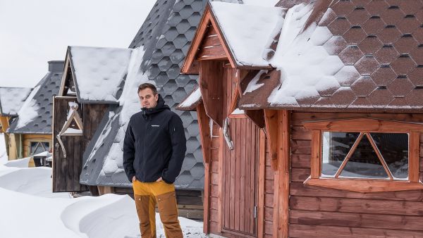 Kun sahatavaran vienti vetää, niin kotimainen käyttäjä tuntee sen niukkuutena. Torniolaisen Timapuun toimitusjohtaja Timo Marttila sanoo, että grillikotiin ja huvimajoihin tarvittavaa hyvälaatuista mäntytavaraa pitää etsiä. (Kuvaaja: SUSANNA CHAZALMARTIN)