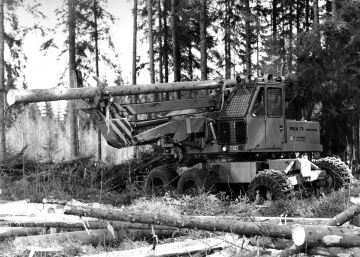 Pika 75 karsi kaadetusta rungosta  oksat puomia myöten liikkuvalla karsintavaunulla.  (Kuvaaja: LustoMetsätehon kokoelmaLasse Säteri)