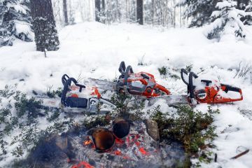 Mieti sahavalinnassa hinnan lisäksi näitä: kuutiotilavuus ja teholuokka, osien kestävyys Suomen olosuhteissa, toimintavarmuus ja käynnistyksen helppous, sahan paino. (Kuvaaja: Sami Karppinen)
