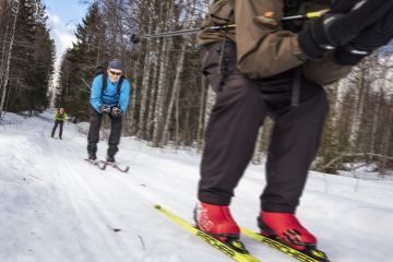 Kapealla metsäladulla leveät sommat helpottavat sauvomista, jos latupohja on pehmeä.   (Kuvaaja: HARRI MÄENPÄÄ)