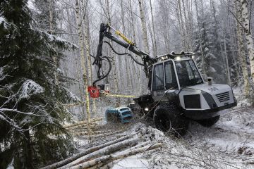 Malwan kombikone on hakkuuvarustuksessa hieman kapeampi kuin Sampo Rosenlewin harvennusmoto. (Kuvaaja: Sami Karppinen)