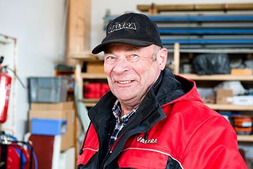 Heikki Wallenstjerna tietää, että mitä ahkerammin metsässä jaksaa käydä sitä paremman tuoton siitä saa. (Kuvaaja: Emil Bobyrev)