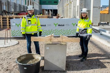Projektijohtaja Harri Haapaniemi ja sahanjohtaja Liisa-Maija Perävainio