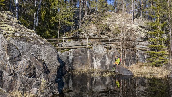 Suomessa on luetteloitu noin kaksi tuhatta hiidenkirnua. Ala-Koitajoella hiidenkirnujen maailmaan pääsee retkeilyreitin varrella aivan joen rannassa.  (Kuvaaja: Studio Korento - Harri Mäenpä)