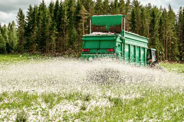 Sellutehtaan sivuvirroista jalostettua maanparannusainetta levitetään 2080 tonnia hehtaarille. (Kuvaaja: Soilfood Oy)