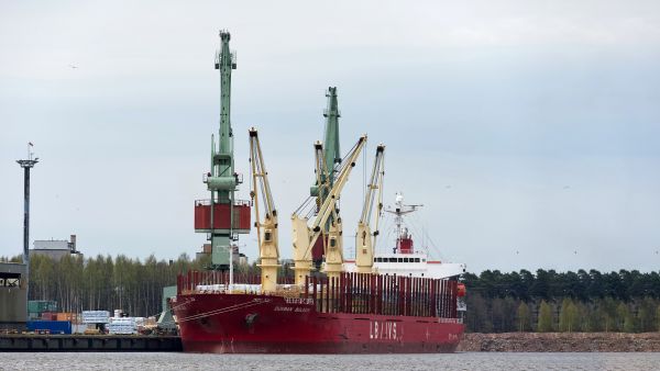 Sahatavaraa lähtee nyt suomalaissatamista kuten Mäntyluodosta maailmalle hyvään hintaan. (Kuvaaja: Raimo Rosholm )