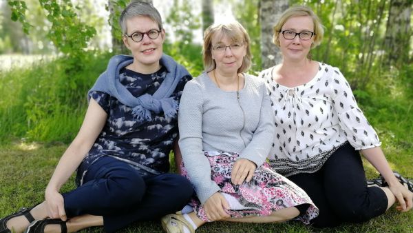 Tuulikki Halla, Jaana Laine ja Reetta Karhunkorva tutkivat metsäammattilaisten, metsänomistajien ja suomalaisten metsäsuhteita ja niiden muutoksia. (Kuvaaja: Sari Kotivirta)