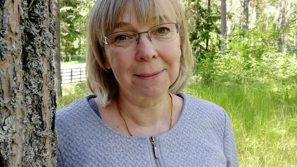 Kaupunkimetsät ovat Jaana Laineelle tärkeitä ja läheisiä. Hän näkee kaupunkimetsän kerrostalokotinsa ikkunasta, odottaa pysäkillä bussia pienen metsikön kupeessa, ja lenkkeilee lähimetsässä, jossa hän myös seuraa vuodenaikojen vaihtelua. (Kuvaaja: Sari Kotivirta)