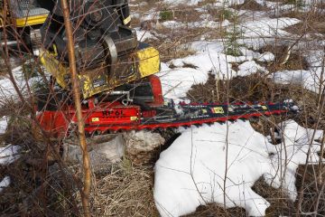 Mensen raivain leikkaa kuin vanhan ajan niittokone. (Kuva: Sami Karppinen)