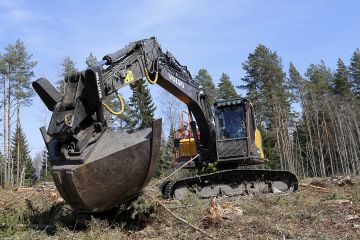 Kaivinkoneella tehtävä mätästys on yleisin – ja kallein – tapa muokata istutusaloja.(Kuvaaja: Sami Karppinen)