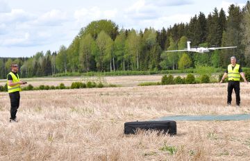 Lennokki ohjautuu automaattisesti lentosuunnitelman mukaan.MW Forest Sensen lentäjät Anthony Randall-Clausen ja Magnus Selin ottamassa lennokkia vastaan tehtävän jälkeen.  (Kuvaaja: Emma Valli )