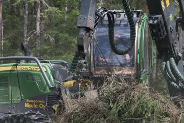 Eetu Nisula tunnetaan Pirkanmaalla metsänomistajien toiveet huomioon ottavana hakkuukoneyrittäjänä. Nisulan yritys tekee Pirkanmaan metsänhoitoyhdistykselle puunkorjuun lisäksi maanmuokkauksia ja energiapuu-urakoita. (Kuvaaja: EMIL BOBYREV)