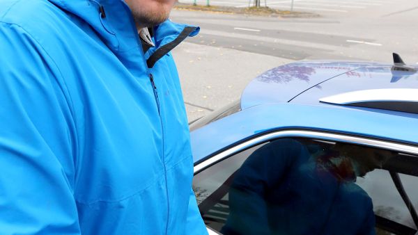 Biosairilan toimitusjohtaja Ville Kakkonen tankkaa yhtiön tuottamaa kaasua Prisman parkkikentän laidalla Mikkelissä.  