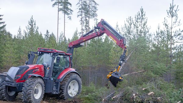 TMK:n valmistamat energiakourat voidaan asentaa metsäkoneen tai järeän maataloustraktorin kuormaimeen.    