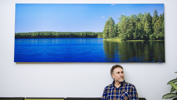 Tornator jalostaa rantoja kesämökkitonteiksi ja tuulivoiman mahdollisuudet ovat tulleet yllätyksenä, Henrik Nieminen kertoo. (Kuva: Seppo Samuli)